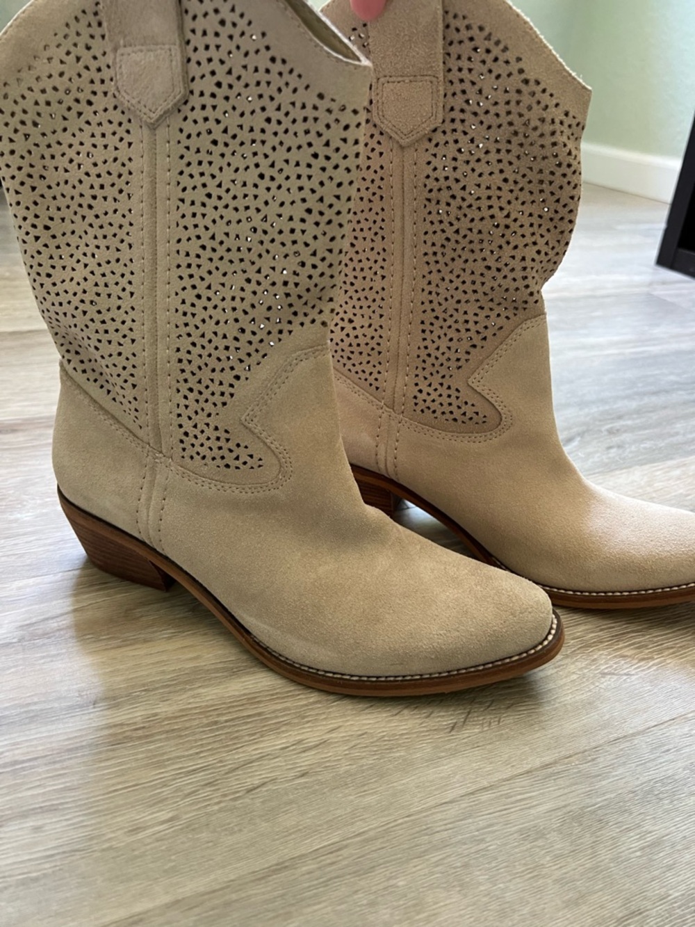 BGBG Women's Suede Western Boot in Beige - size 6 but fits 6.5 and 7